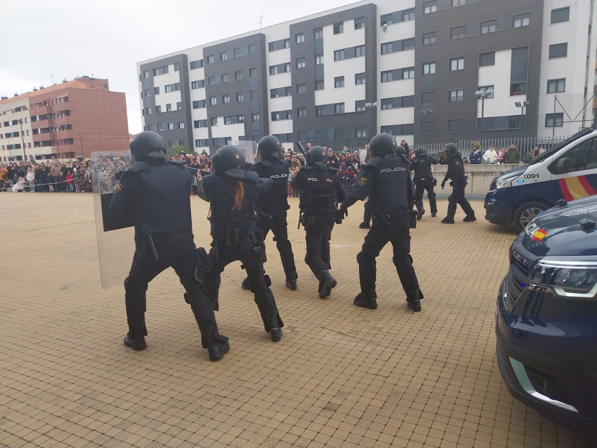 La Policía Nacional acerca sus medios y unidades a los niños de Logroño