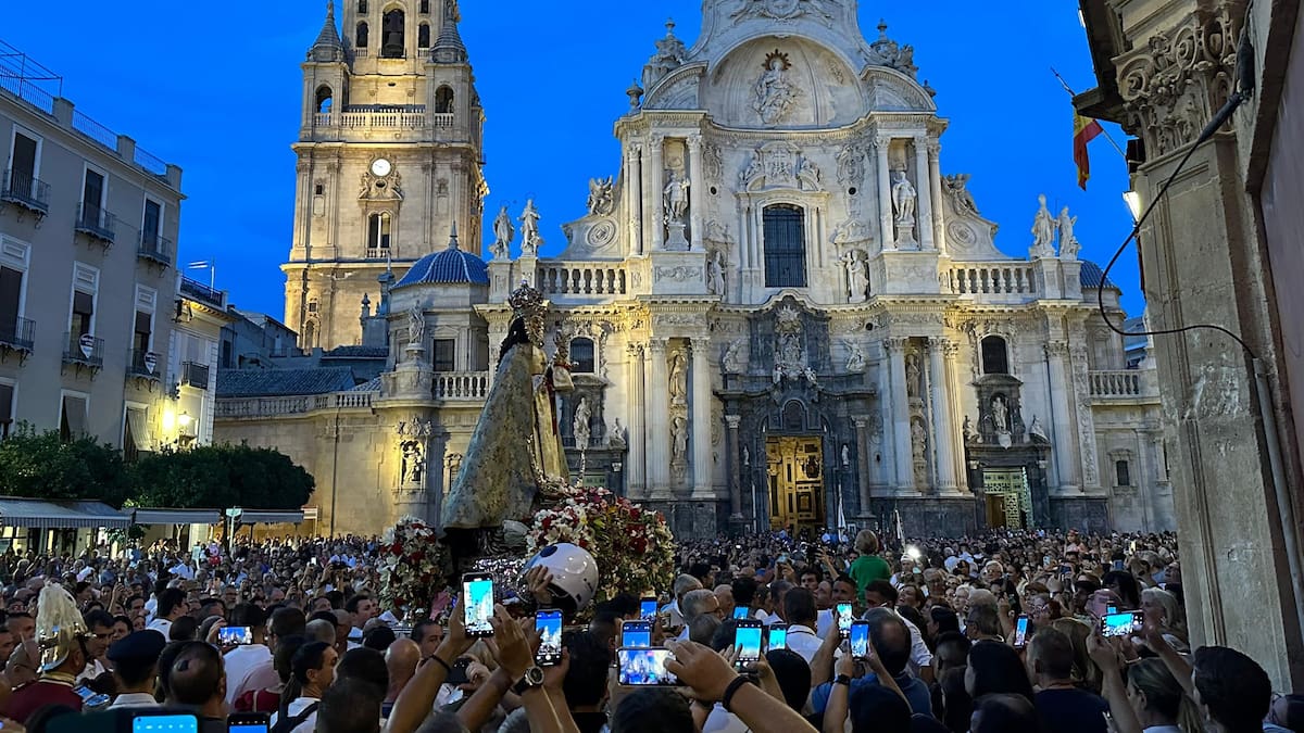 La Virgen de la Fuensanta marca el inicio de la Feria de Murcia con su llegada a la Catedral