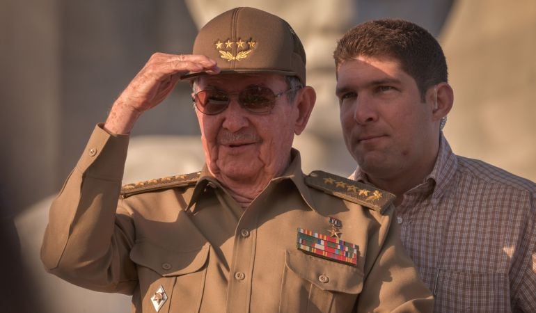 Raúl Castro junto a su guardaespaldas.