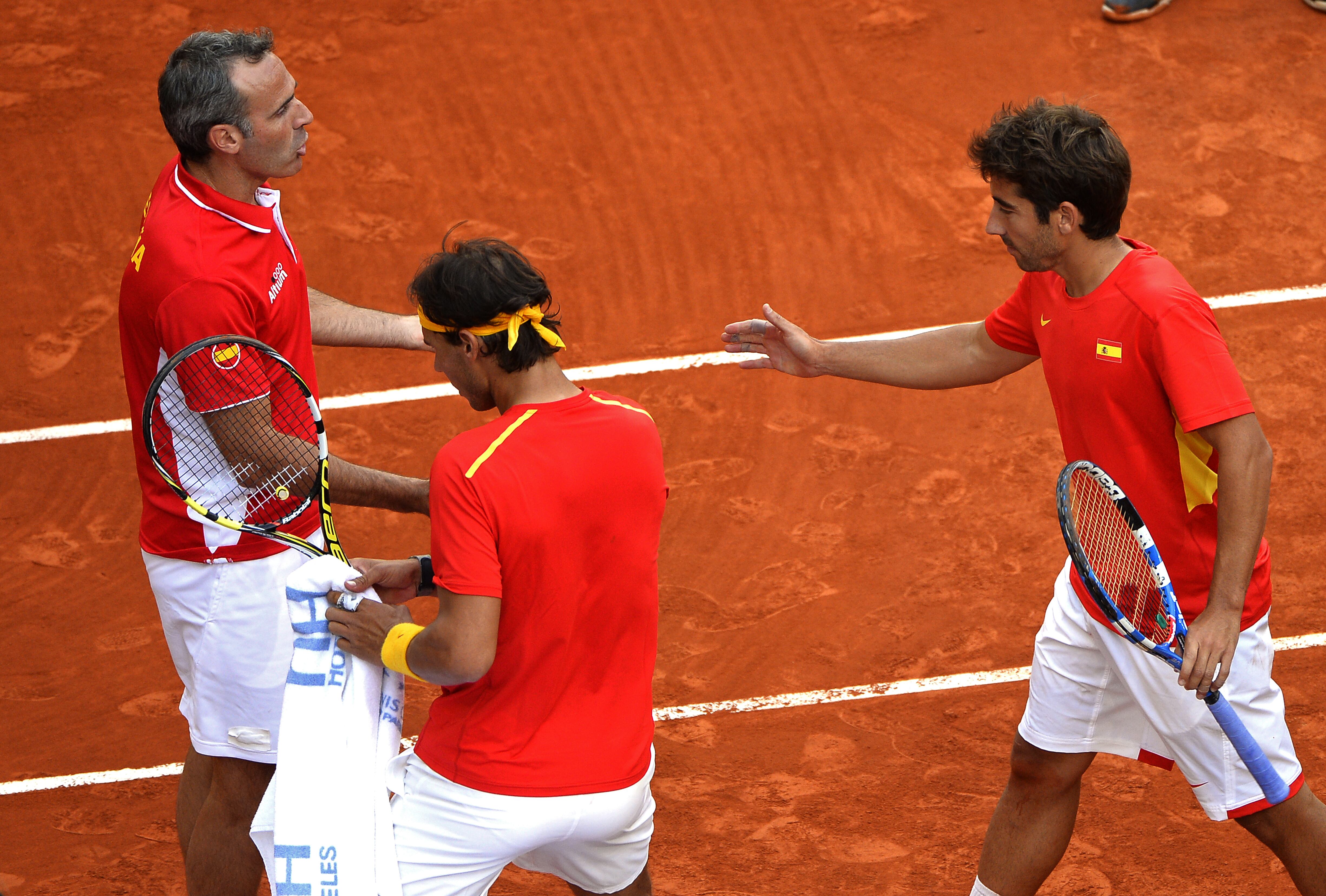 Alex Corretja como capitán español de la Copa Davis junto a Rafa Nadal y Marc López