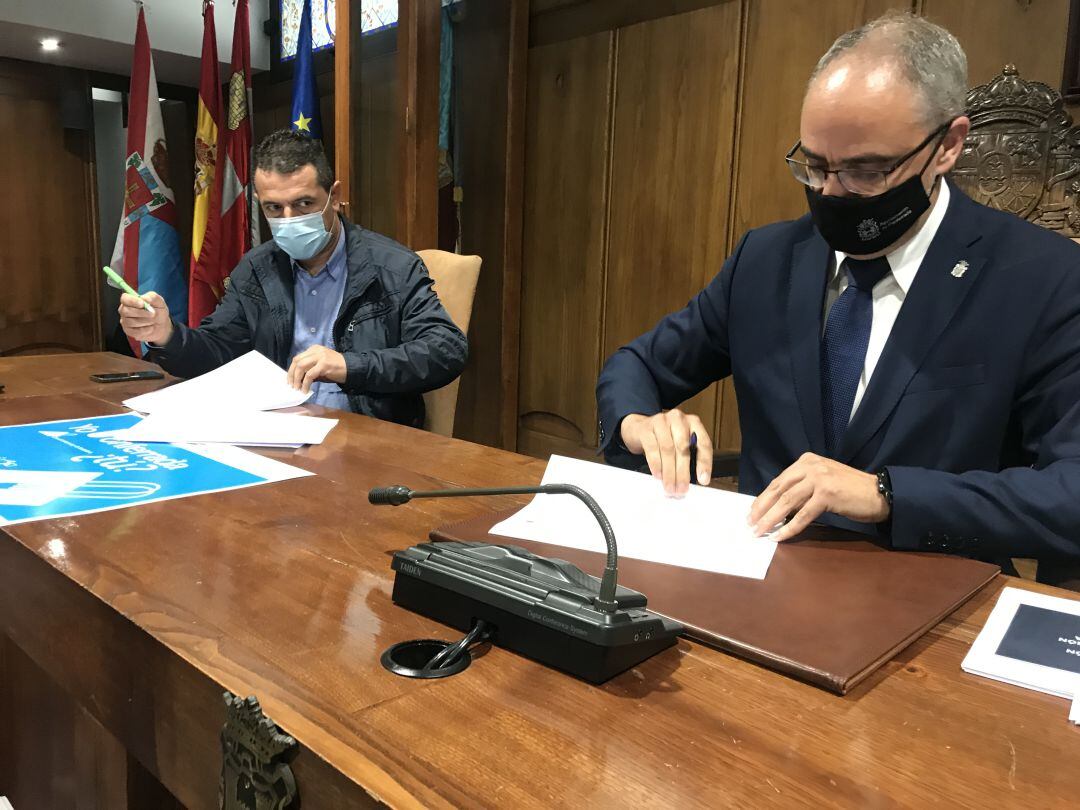 Firma entre el alcalde y el presidente de la Cámara de Comercio en el Bierzo