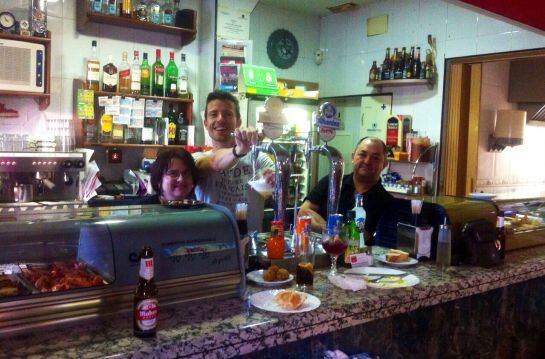 Pablo Mora tirando una caña en el Café Mónica de Madrid