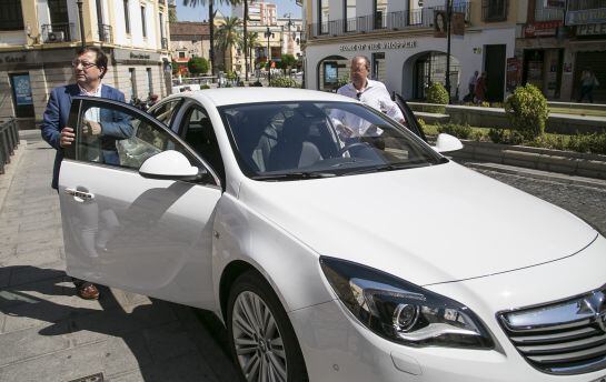 Vara y Monago cogen el coche para visitar la Casa del Presidente