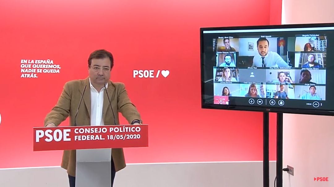 El presidente del Consejo Territorial del PSOE atiende las preeguntas de los medios de comunicación tras la reunión 