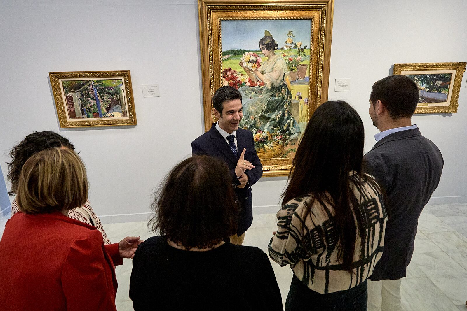 Las autoridades municipales disfrutando de la obra de Sorolla durante la inauguración.