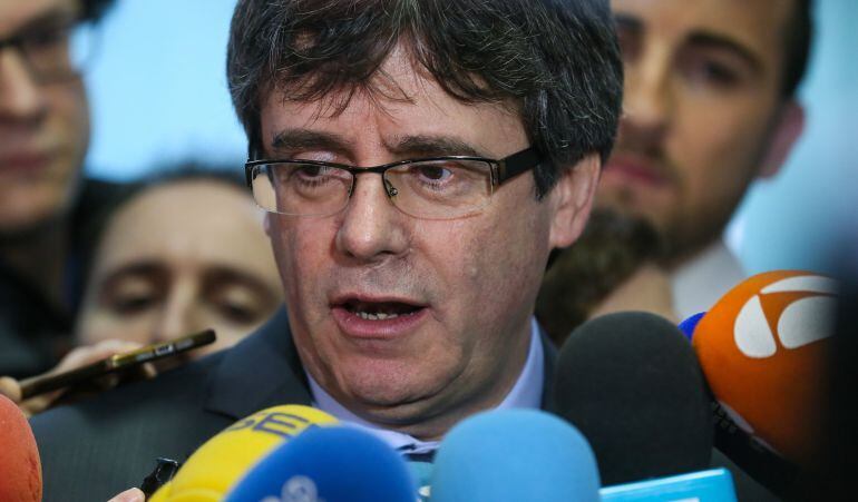 El expresidente de la Generalitat Carles Puigdemont (c) se dirige a los medios tras su reunión con el presidente del Parlamento autónomo, Roger Torrent, en Bruselas