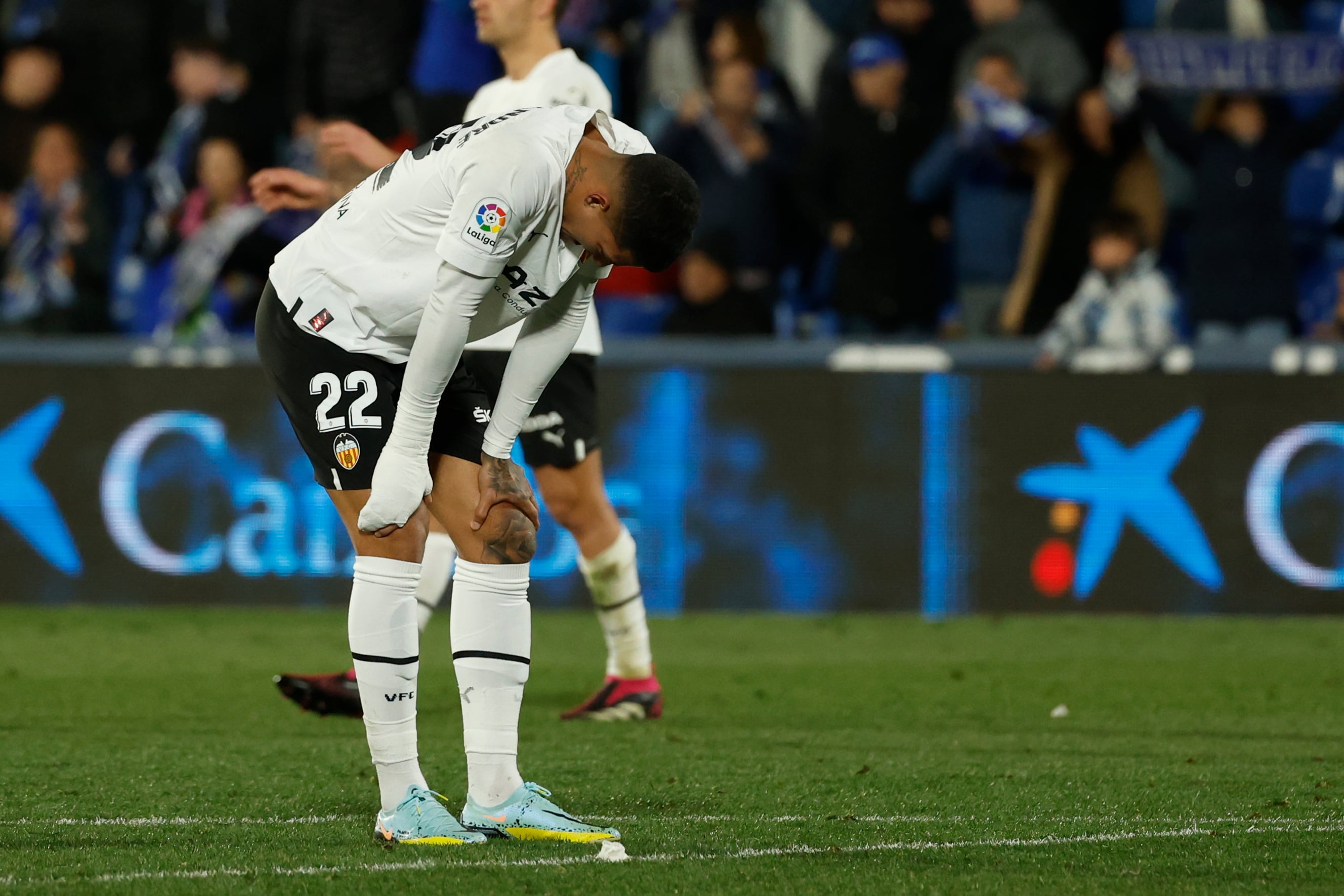 GETAFE, 20/02/2023.- El delantero brasileño del Valencia Marcos andré reacciona al término del encuentro correspondiente a la jornada 22 de primera división que disputan este lunes en el Coliseum Alfonso Pérez de la localidad madrileña el Getafe CF y el Valencia CF. EFE / JuanJo Martín
