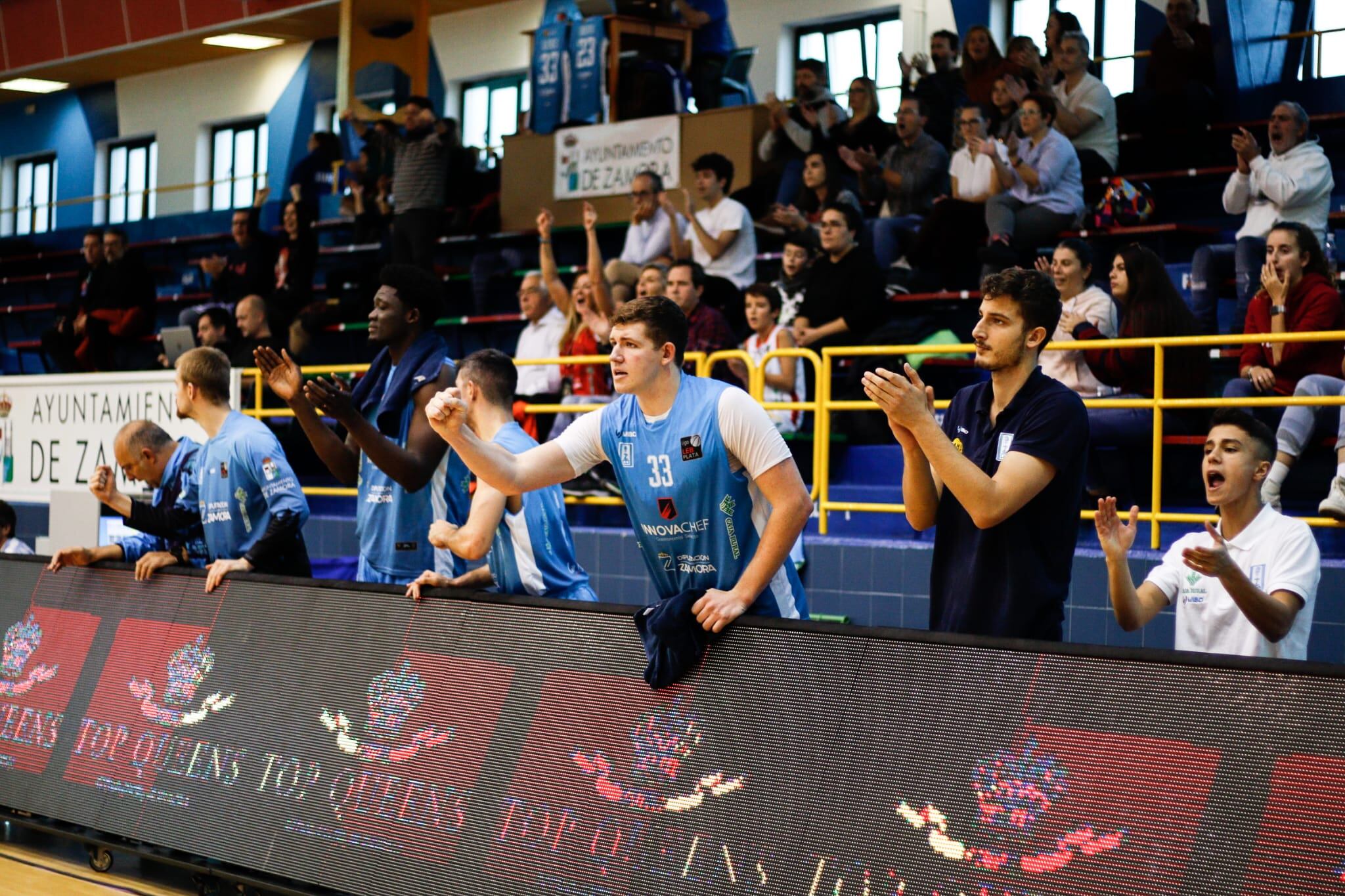 Los jugadores apoyan desde el banquillo.