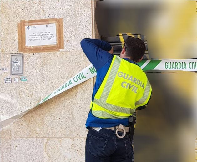 Los agentes precintan un gimnasio en Torrevieja