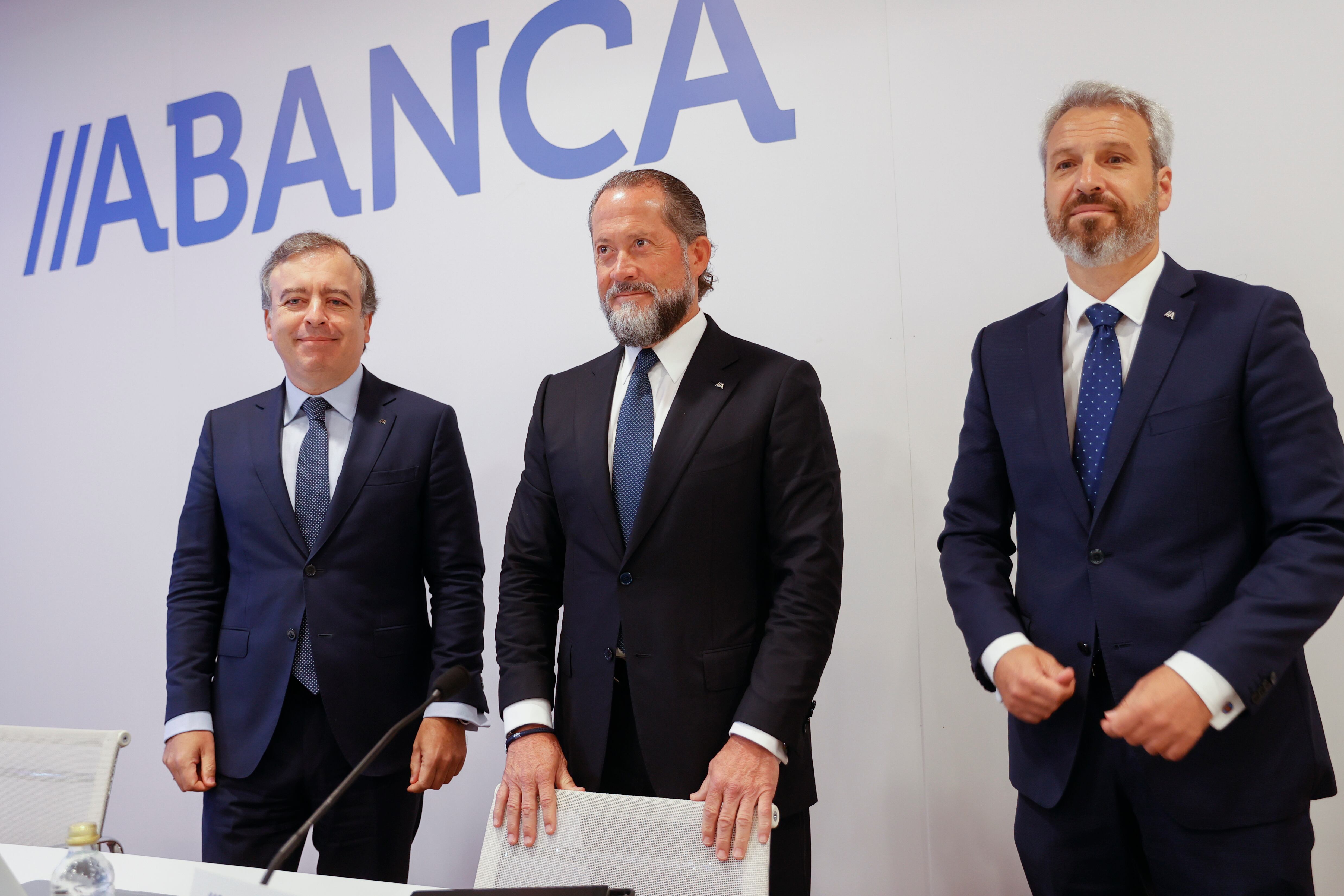 SANTIAGO DE COMPOSTELA, 29/07/2022.- El presidente de ABANCA, Juan Carlos Escotet Rodríguez (c), el consejero delegado, Francisco Botas Ratera (i), y el director general financiero, Alberto de Francisco Guisasola, llegan a la rueda de prensa para presentar los resultados del banco en el primer semestre del año, este viernes, en Santiago de Compostela. EFE/ Lavandeira Jr.
