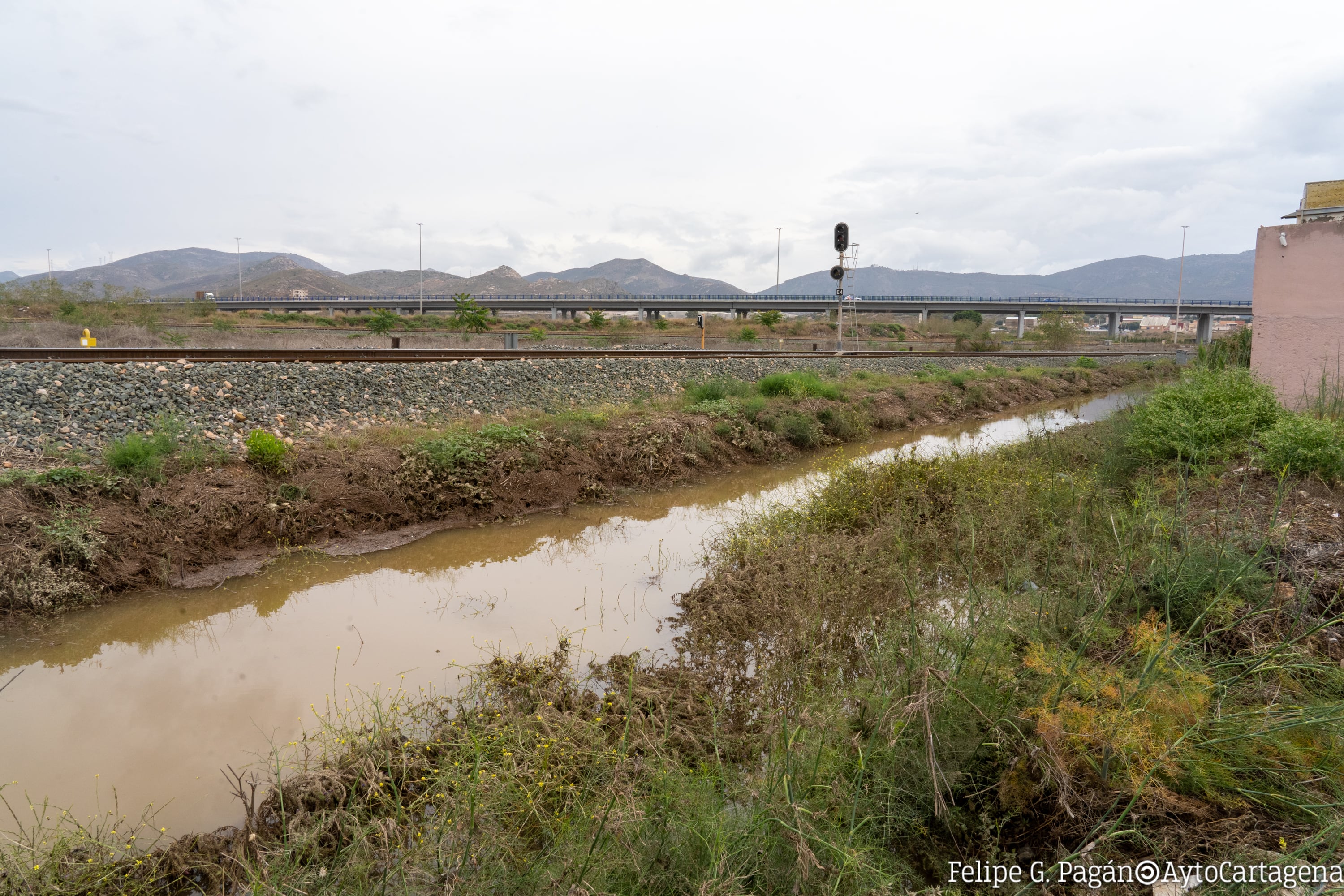 Canales de drenaje de las vías del tren cerca del puente de Torreciega