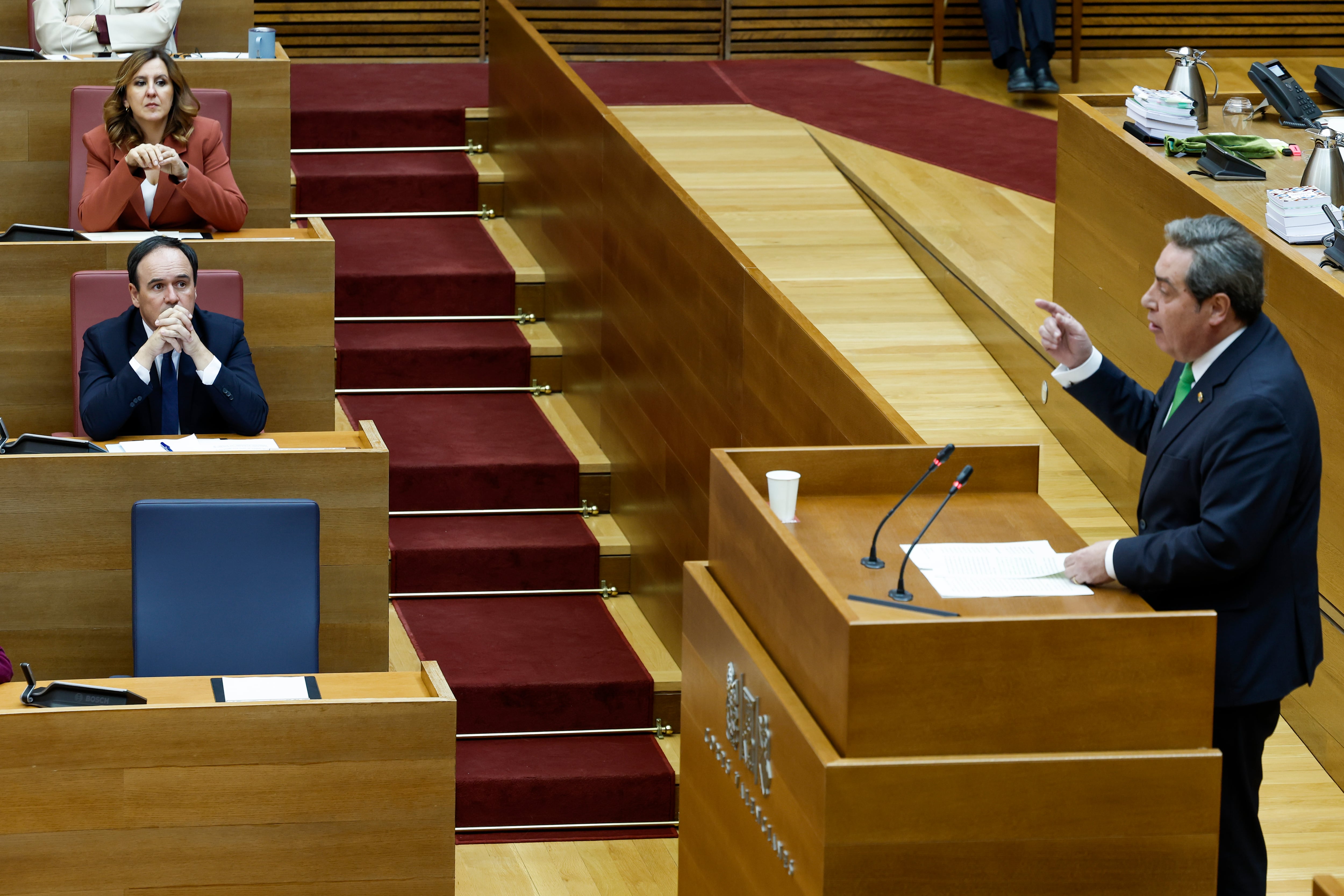 Juanfran Pérez Llorca, atiende a la intervención del síndic de Vox, José María Llanos