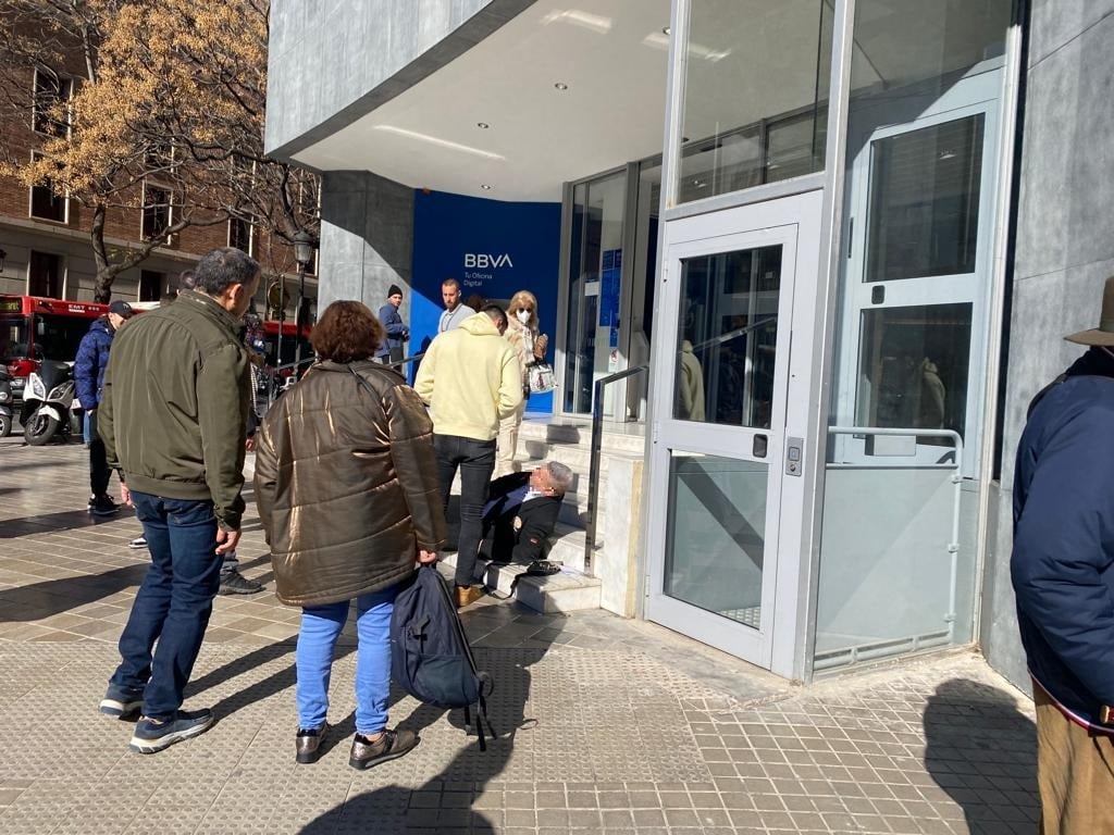 El vigilante de seguridad de una tienda de Zara en València ha resultado herido tras un robo este viernes.