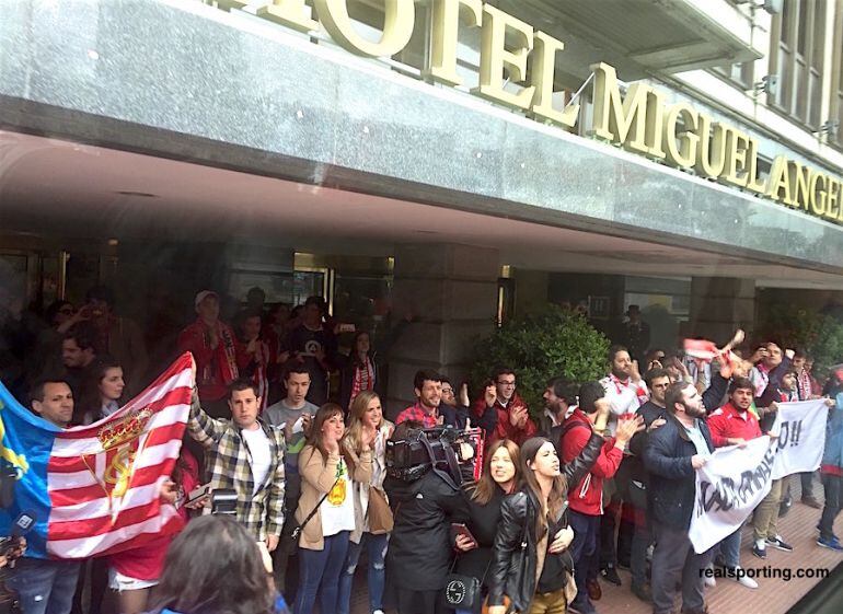 Aficionados reciben al equipo a su llegada al hotel de concentración.