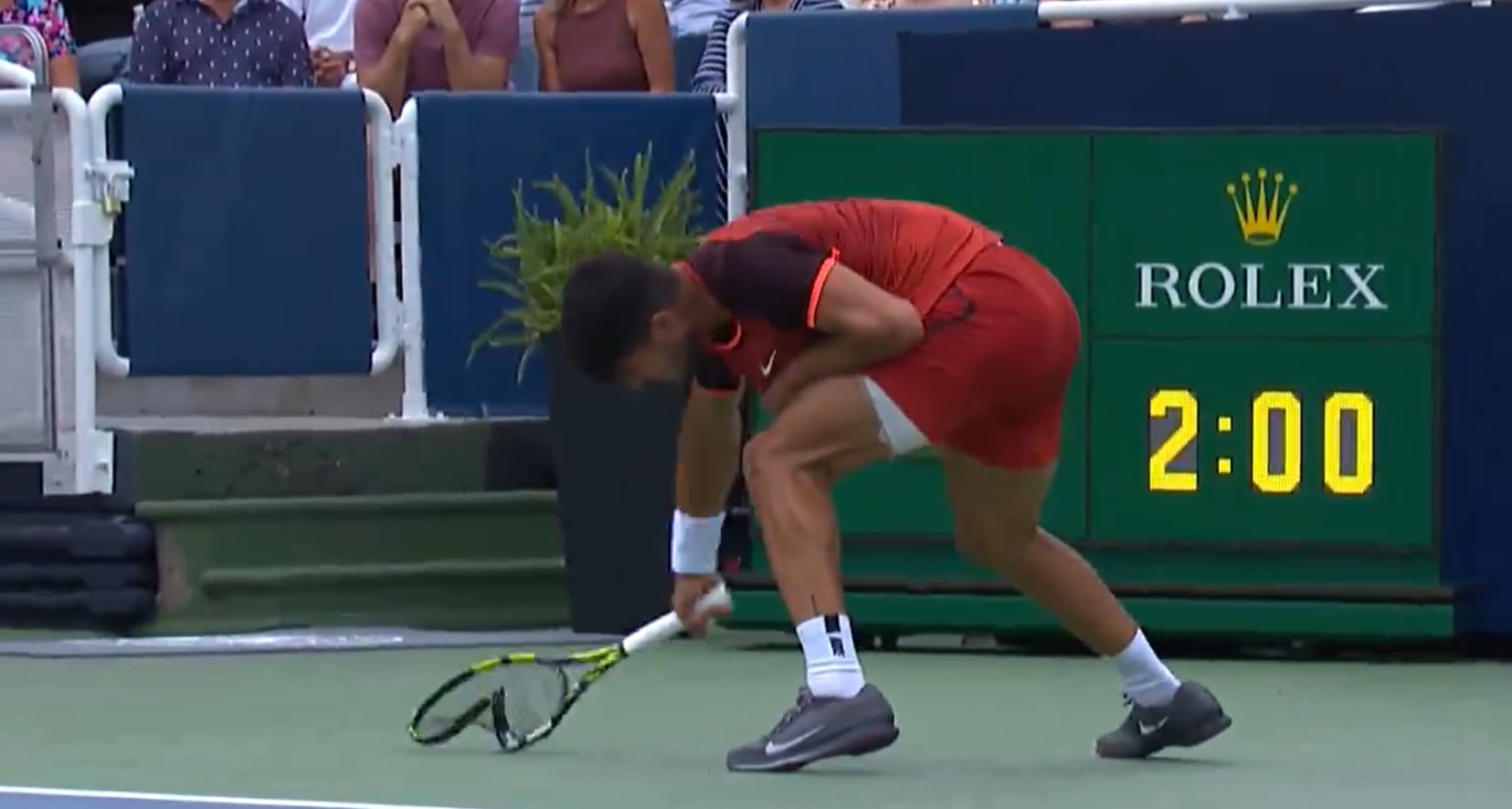 Carlos Alcaraz rompe su raqueta durante el partido del Masters de Cincinnati ante Gaël Monfils