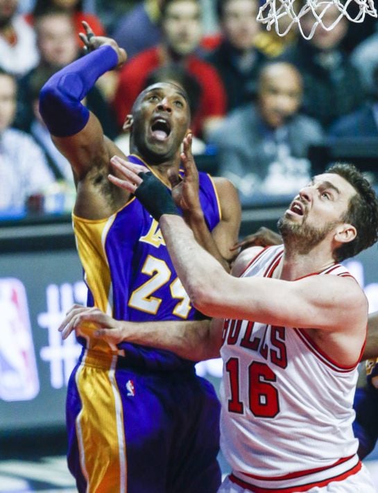 THM17. Chicago (United States), 21/02/2016.- Los Angeles Lakers guard Kobe Bryant (L) watches as he takes a shot over Chicago Bulls forward Pau Gasol of Spain (R) in the first half of their NBA game at the United Center in Chicago, Illinois, USA, 21 Febru