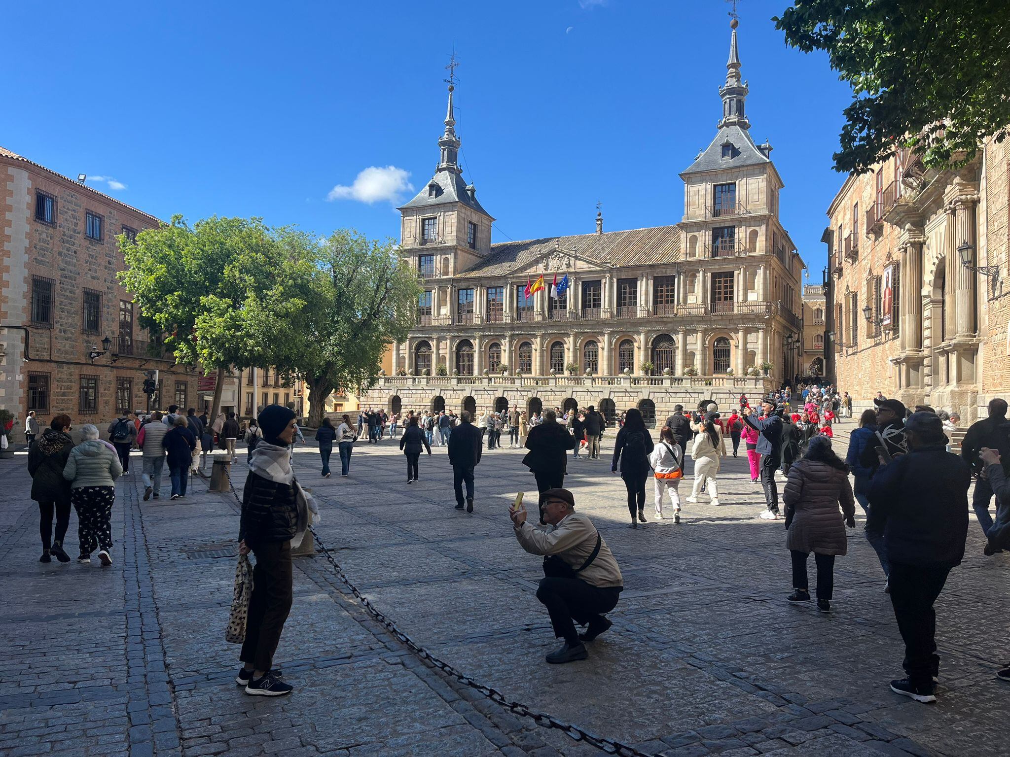 Imagen de la plaza del Ayuntamiento de Toledo, poco antes del mediodía de este jueves