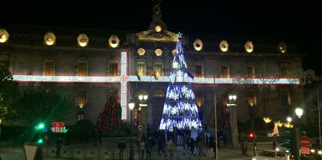 La Diputación provincial fué pionera, en Jaén, en la instalación de los árboles navideños iluminados como el que se puede apreciar en la fotografía