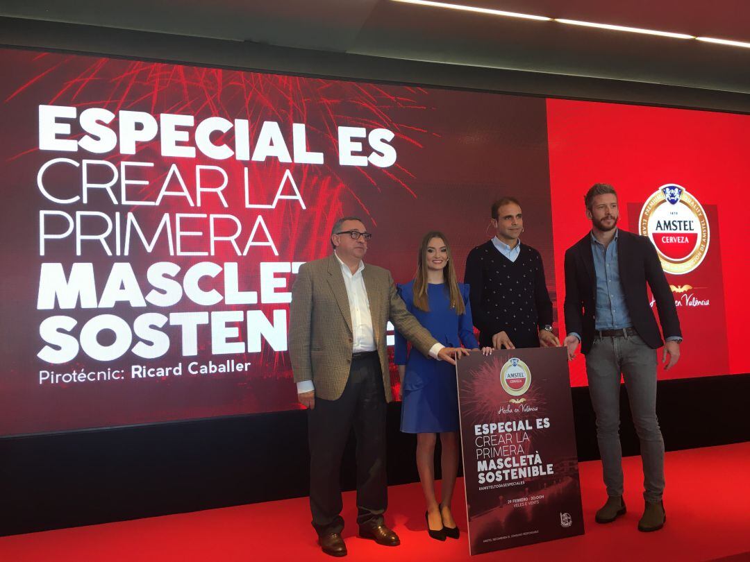 Vicent Llorens, director de La Marina, Consuelo Llobell, Fallera Mayor de València, Ricardo Caballer, maestro pirotécnico y Daniel Quer, responsable de marketing de Amstel