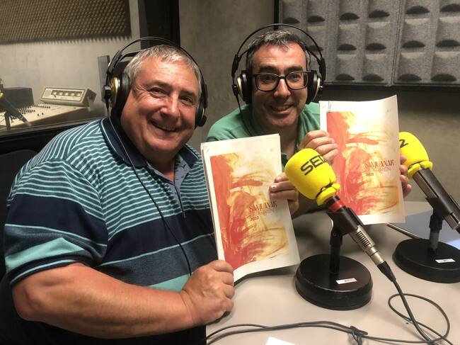 Lejardi y González posan con el cartel anunciador de los 'Sanjuanes' de este año