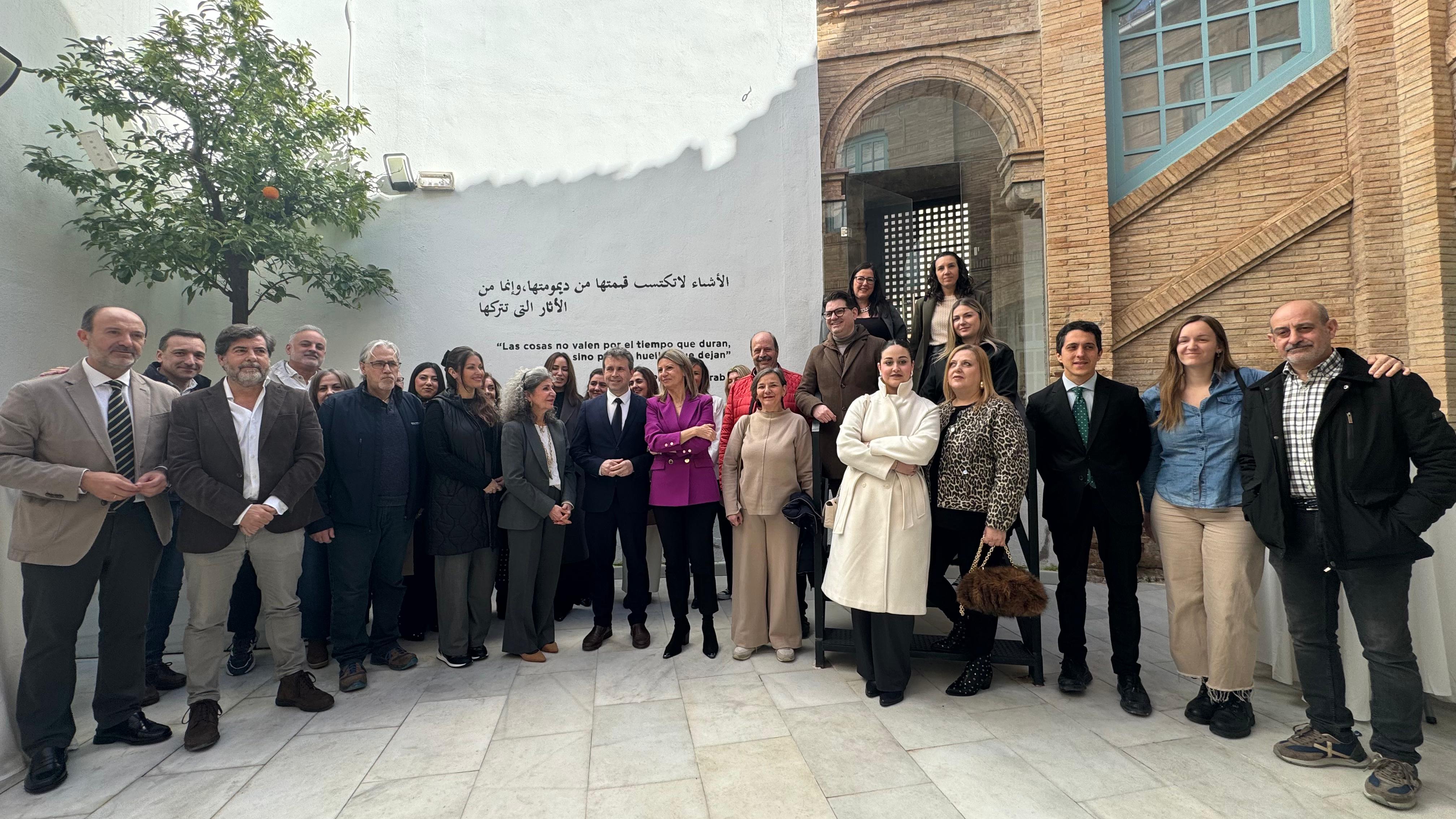 El alcalde de Jaén, Julio Millán (centro), junto a concejales y responsables de las asociaciones de comerciantes de la ciudad.