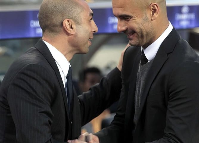 El entrenador italiano del Chelsea Roberto Di Matteo saluda al técnico del Barcelona Pep Guariola antes del encuentro correspondiente a la vuelta de las semifinales de la Liga de Campeones