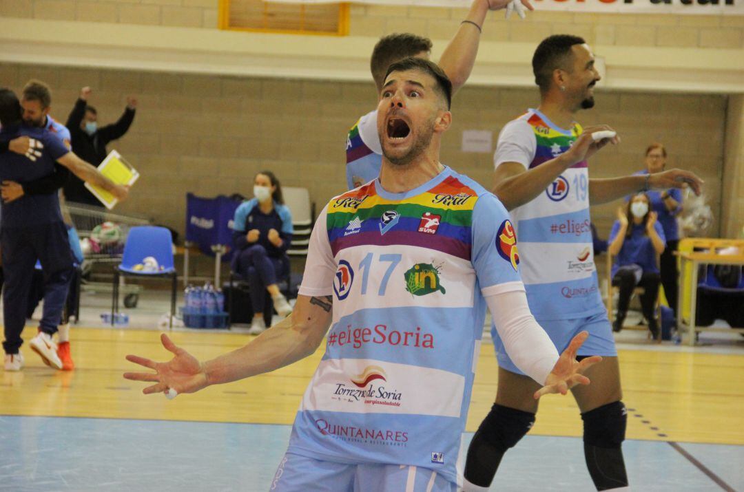 Xavi Folguera celebra durante un partido en Los Pajaritos.