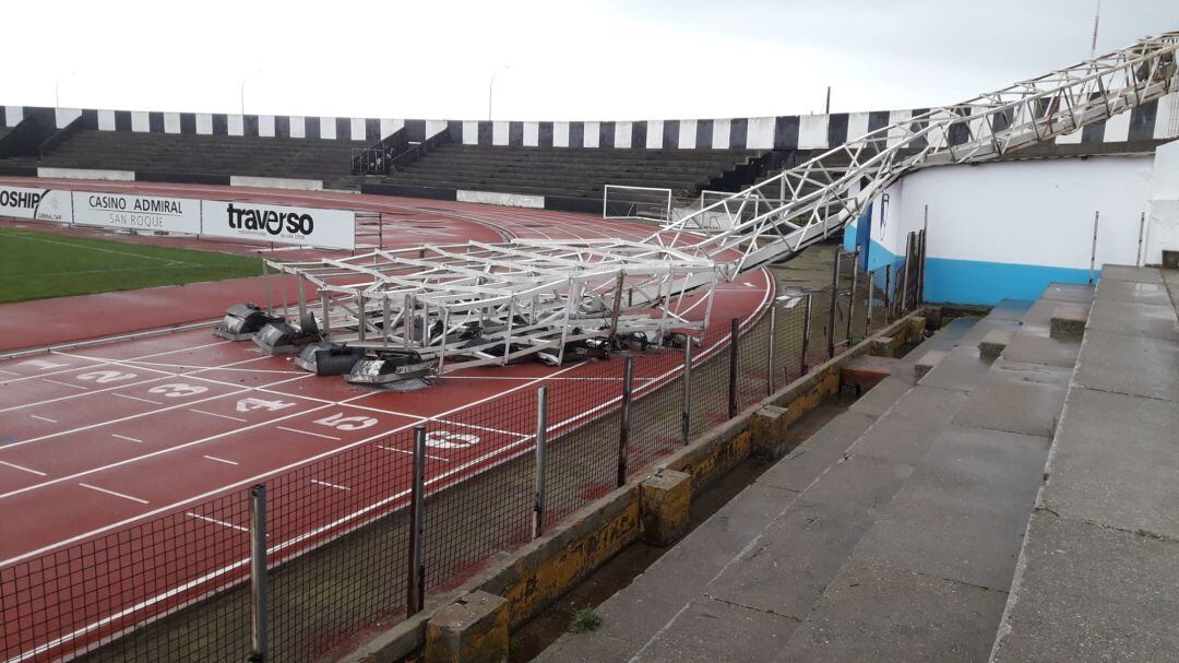 La torreta luminaria del Estadio Municipal de La Línea, vencida por la acción del viento.