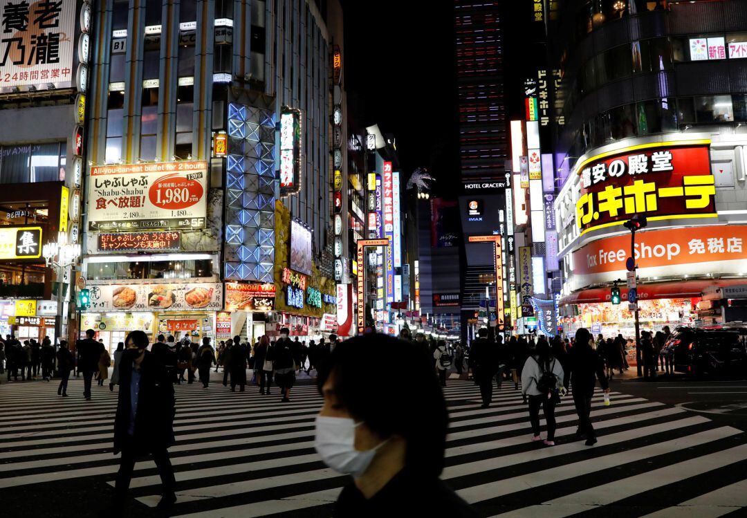 Peatones con mascarillas en un cruce de Tokio