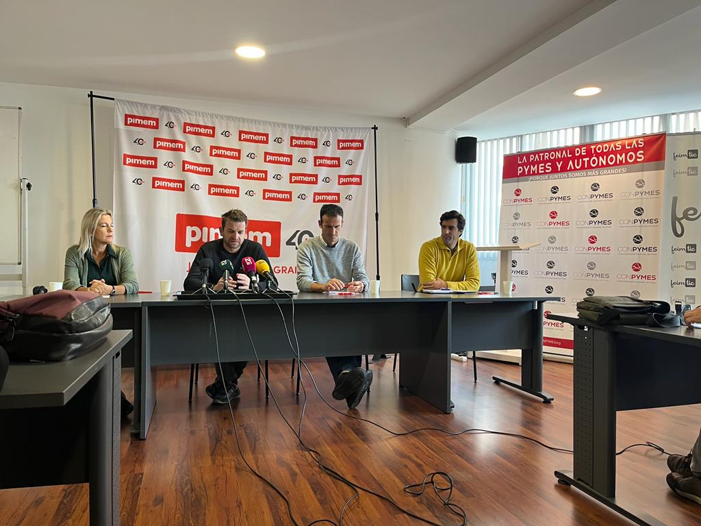 El presidente de ADNEA, Àlex Casares; el presidente de PIMEM, Jordi Mora, y los miembros de la ejecutiva de ADNEA, Javier Calomarde y Rocío García