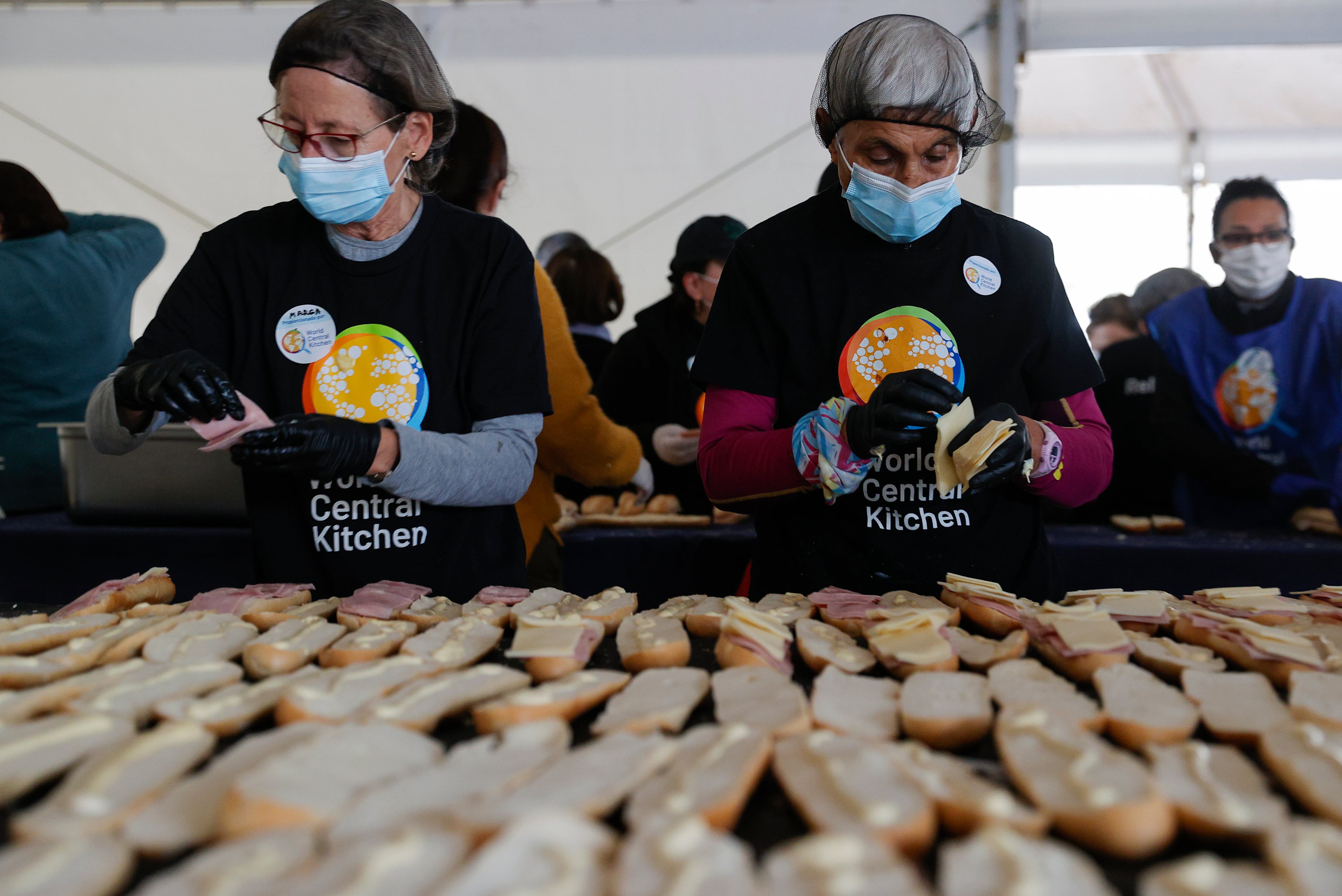 Voluntarios preparan bocadillos en la cocina central de la ONG, World Central Kitchen, durante la presentación por parte del chef José Andrés del balance del trabajo realizado por la organización en la DANA.