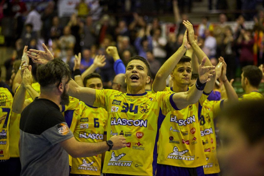 El brasileño celebra con la afición amarilla uno de los triunfos del equipo esta temporada en el Príncipe de Asturias.