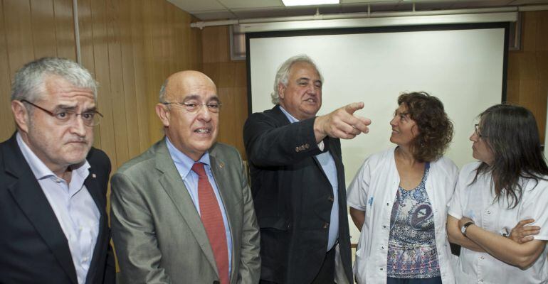 El director general de Salud Pública de la Generalitat, Antoni Mateu; el conseller de Salud, Boi Ruiz; y el alcalde de Olot, Josep M Corominas, con profesionales del ambulatorio y del Hospital de Olot que atendieron al niño contagiado de difteria