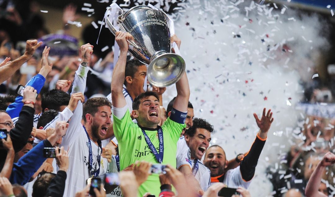 Iker Casillas levanta la Champions de Lisboa.