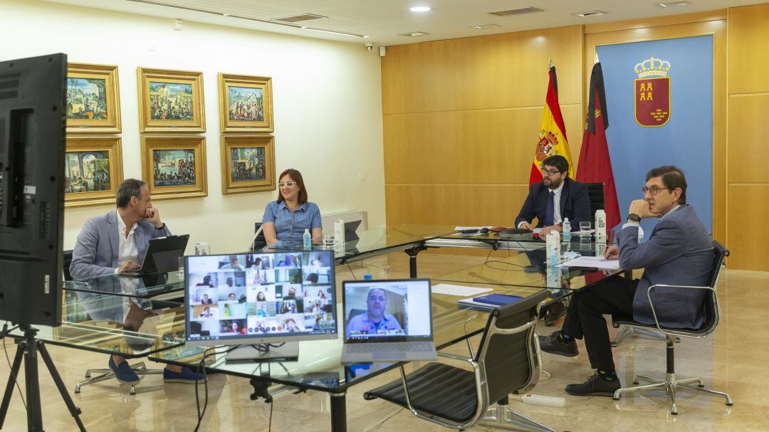 Reunión telemática del presidente y tres consejeros del Ejecutivo regional con la Federación de Municipios de la Región de Murcia