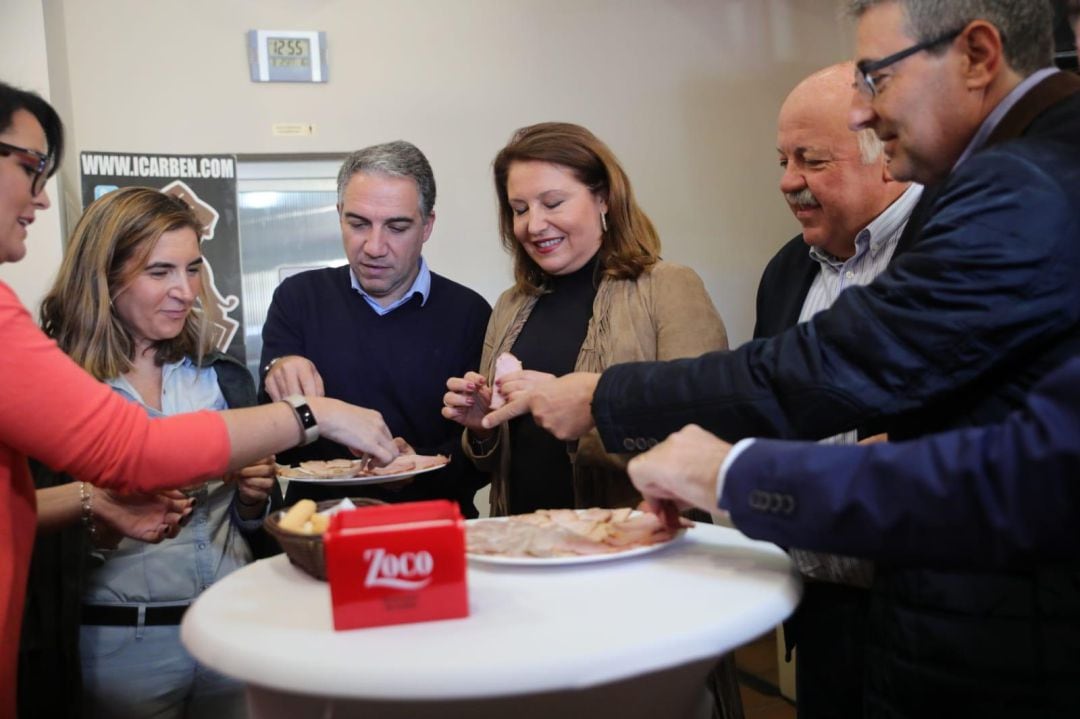 La alcadesa de Benaoján, Soraya García, la consejera de Empleo, Rocio Blanco, el consejero de Presidencia, Elías Bendodo, la titular de la consejería de Agricultura, Carmen Crespo, y su homólogo de Salud, Javier Aguirre, junto al presidente de la Diputación Provncial de Málaga, Francisco Salado, comiendo carne mechada en la fábrica Icarben de Benaoján (Málaga).