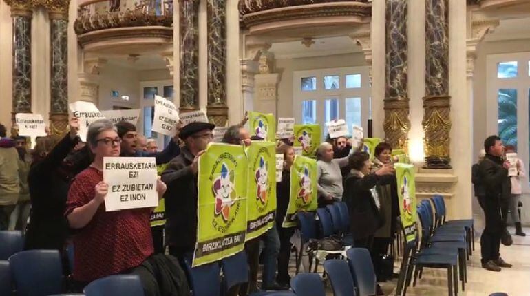 Medio centenar de personas protestas en el pleno de San Sebastián en contra de la construcción de la incineradora de Zubieta.