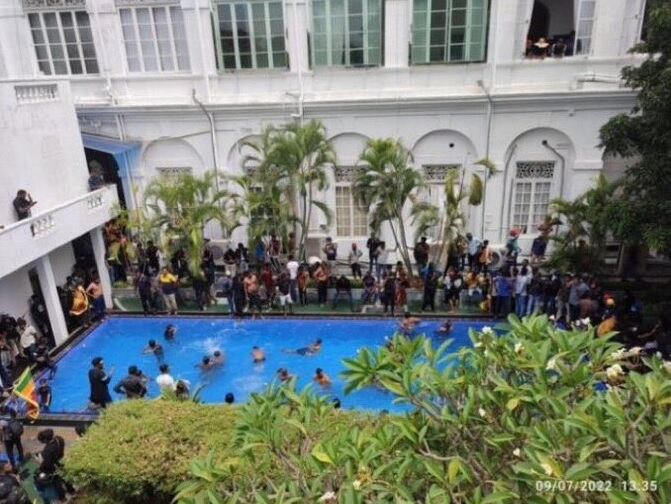 Manifestantes asaltan la casa presidencial y se bañan en la piscina mientras el primer ministro de Sri Lanka ofrece su dimisión.