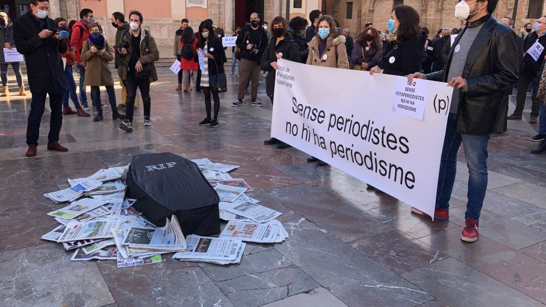 Decenas de periodistas se concentran en València contra la oleada de despidos