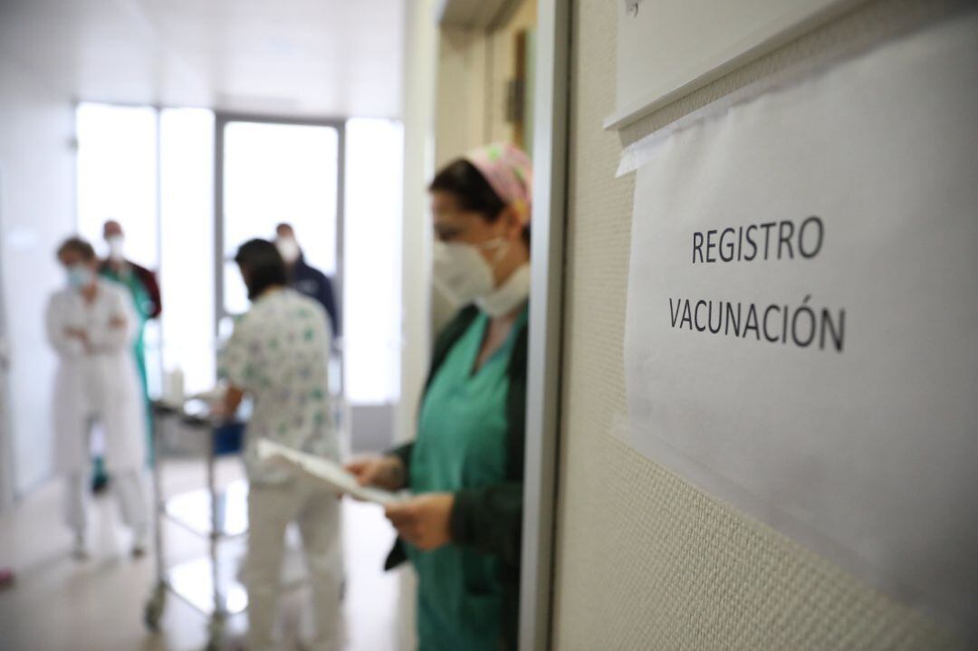 Trabajadores sanitarios en la sala de registro de vacunación para inyectar la vacuna de Pfizer-BioNTech contra la Covid-19