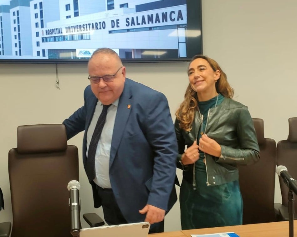 El consejero de sanidad de la Junta de CyL, Alejandro Vázquez, y la nueva directora gerente, Carmen Rodríguez