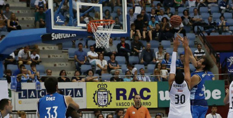 David Doblas lanza a canasta en el partido ante el Joventut