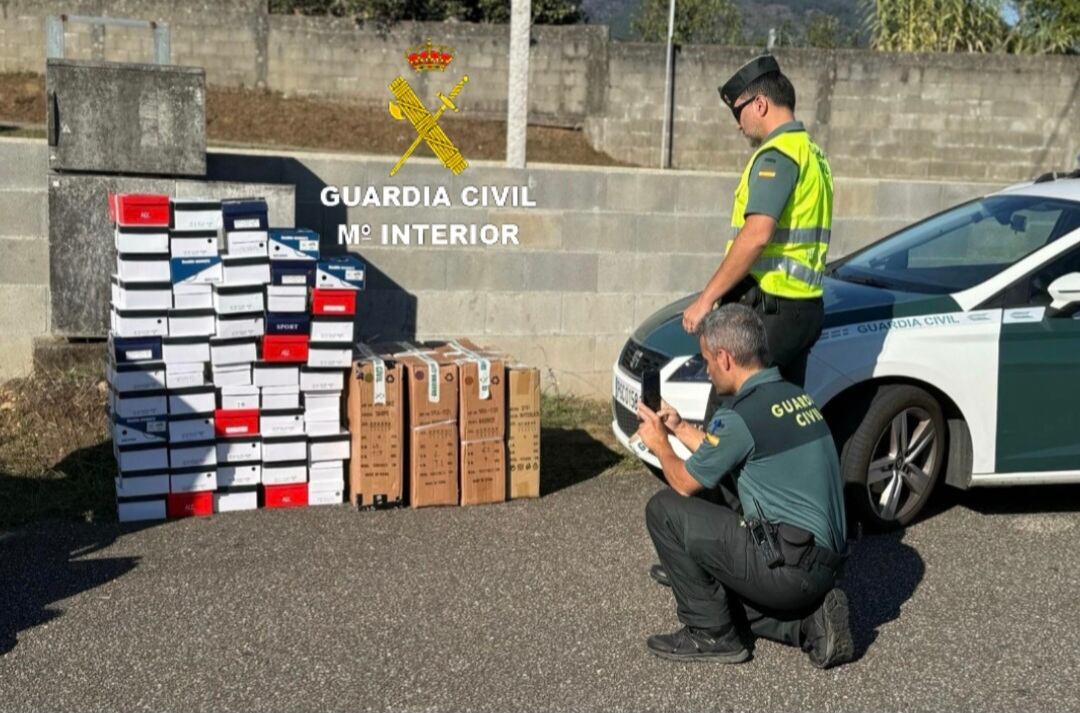 Guardia Civil con el calzado incautado en Tui