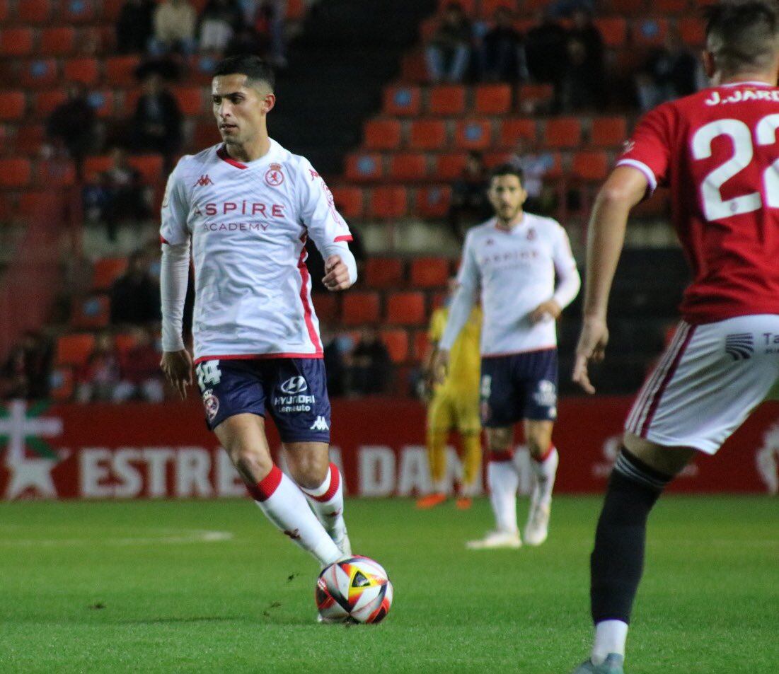 Bicho juega la pelota ante un jugador del Nástic.