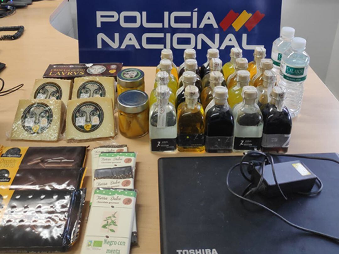 Efectos intervenidos por la Policía Nacional a los 2 detenidos