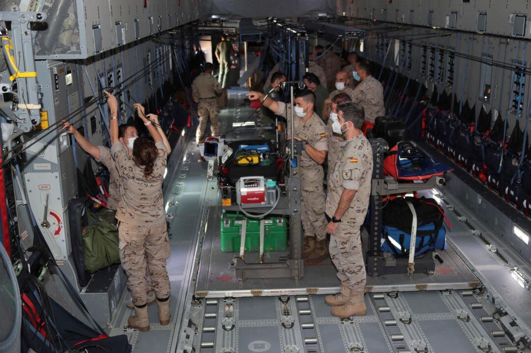 Un tercer avión A400 medicalizado, momentos antes de partir este miércoles desde la base aérea de Torrejón de Ardoz (Madrid) con destino a Dubái (Emiratos Árabes Unidos) para colaborar en las tareas de evacuación junto a la otra aeronave que llegó esta ma