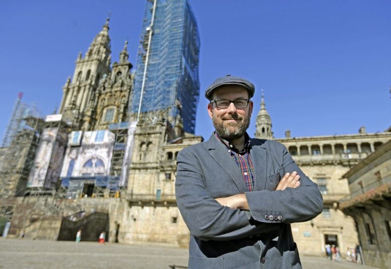 El alcalde de Santiago, Martiño Noriega, posa en la plaza del Obradoiro 