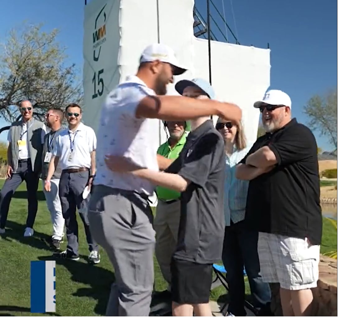 Jon Rahm abraza a Phoenix