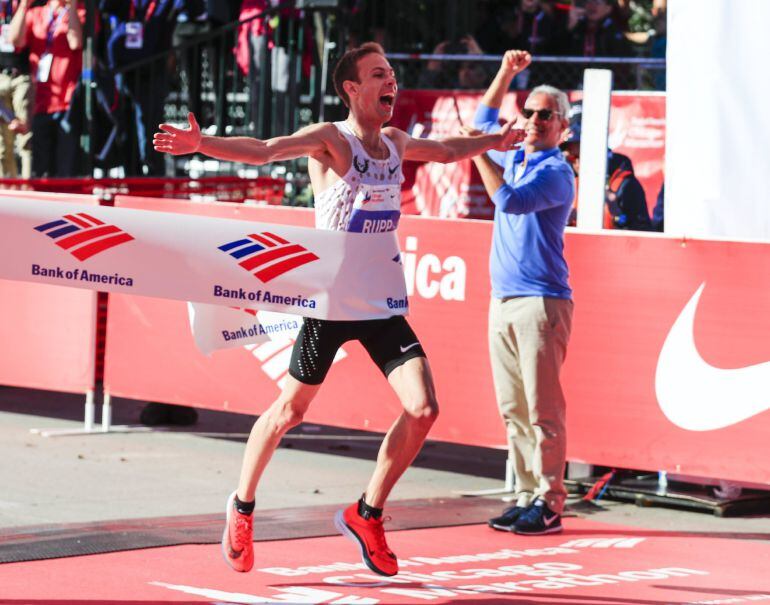 Momento en el que Galen Rupp gana la 40º edición del Maratón de Chicago. 