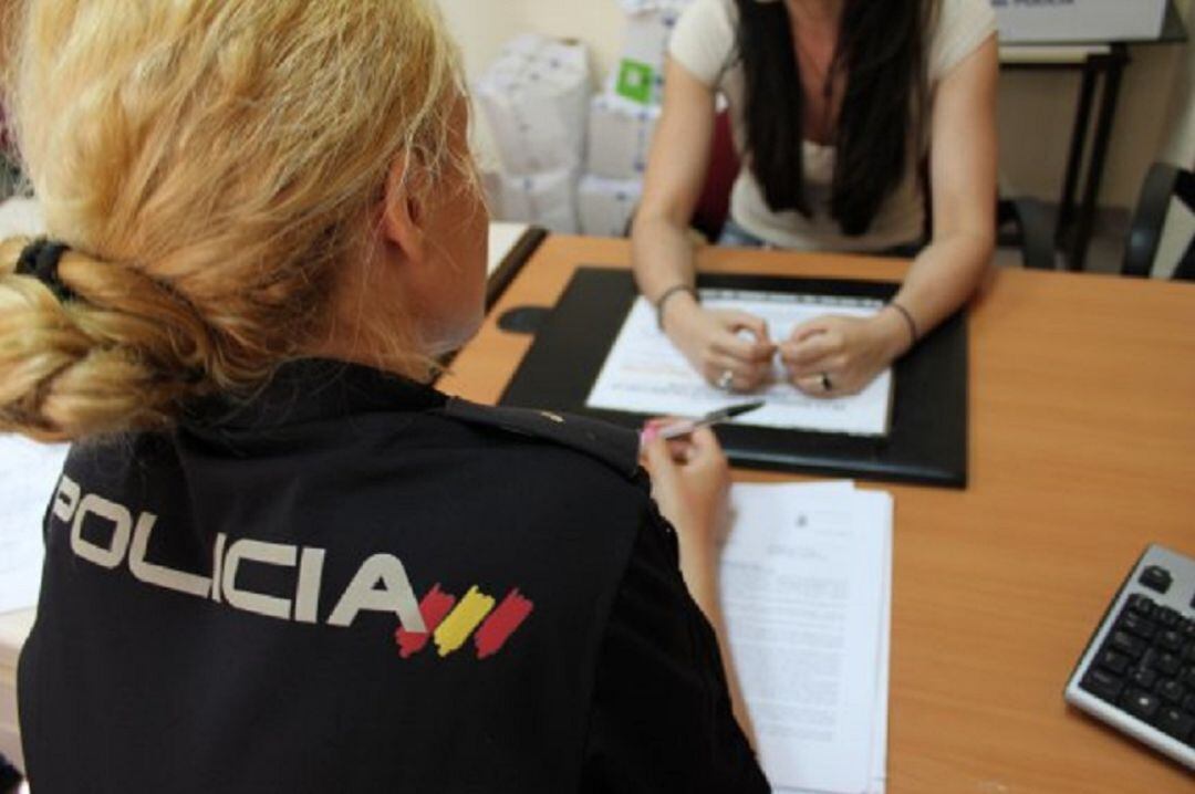 Agente de la Policía Nacional atiende a una mujer